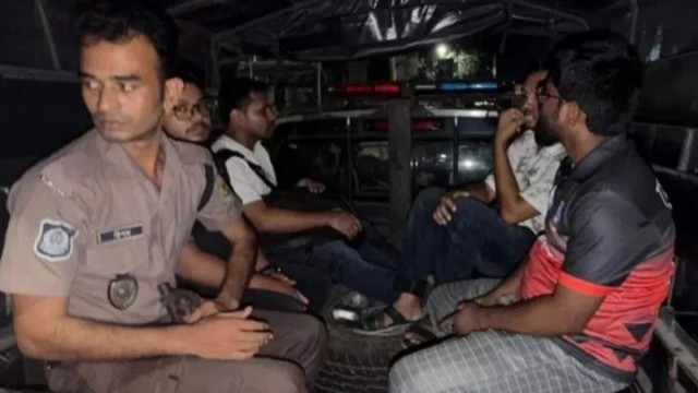 ঢাবিতে ৪৫তম বিসিএসের গেজেটবঞ্চিতদের অনশন থেকে ছাত্রলীগের ৪ নেতাকর্মী আটক